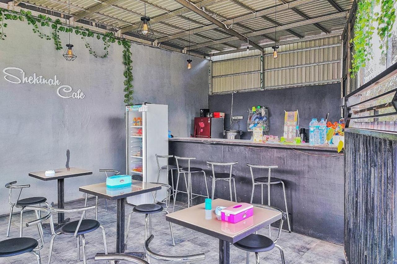 Shekinah Homestay & Cafe Waikabubak Mitra Reddoorz Exteriér fotografie