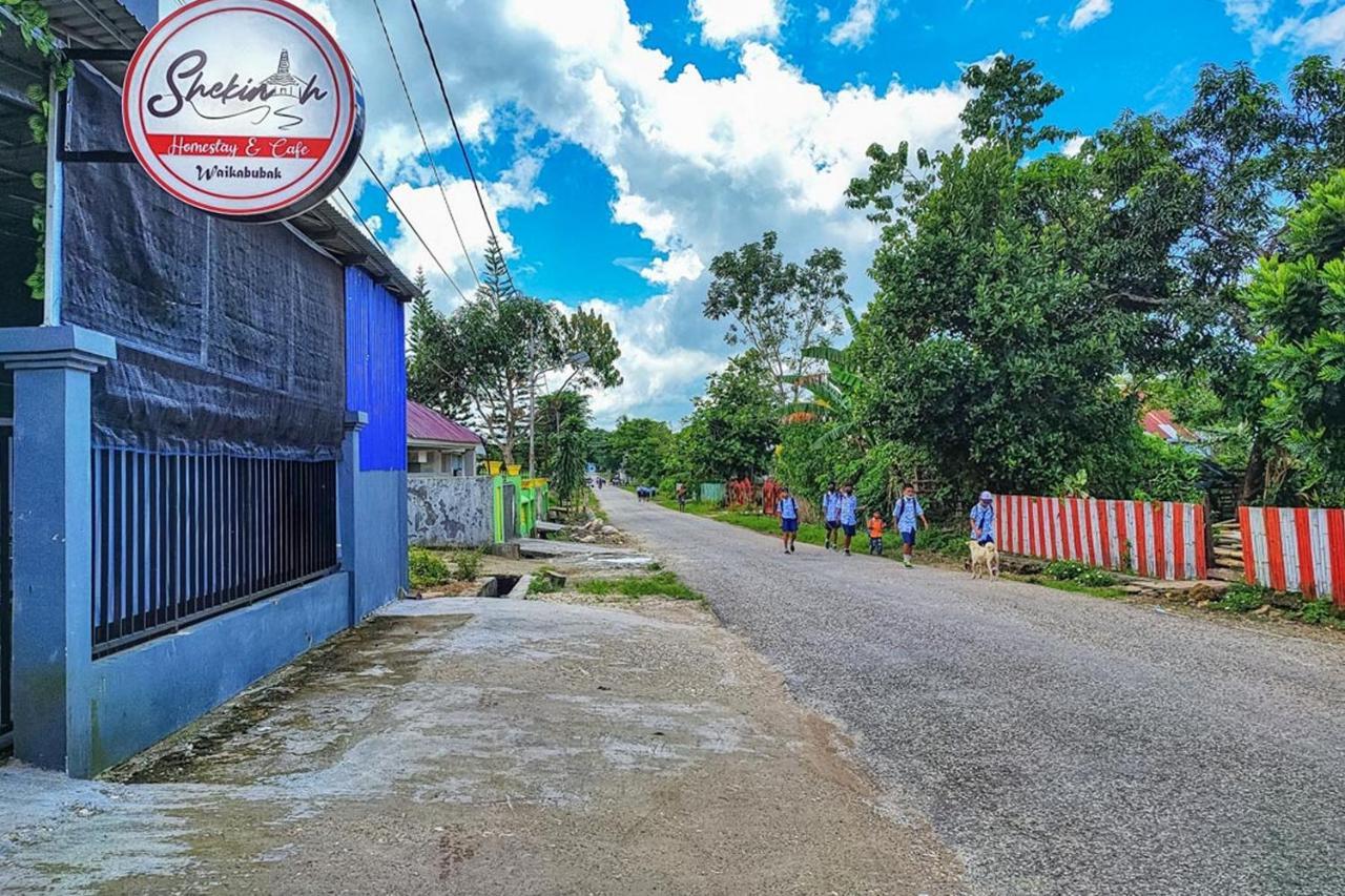 Shekinah Homestay & Cafe Waikabubak Mitra Reddoorz Exteriér fotografie