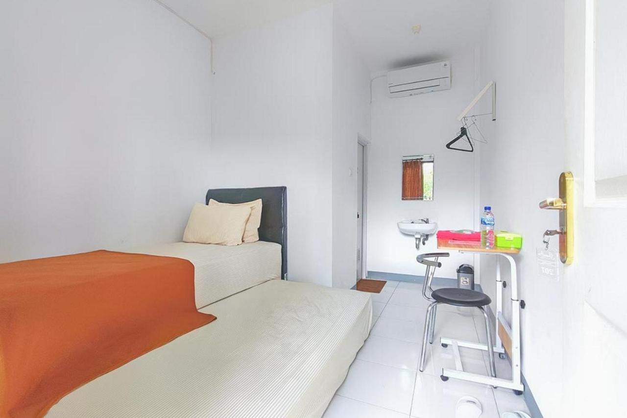 Shekinah Homestay & Cafe Waikabubak Mitra Reddoorz Exteriér fotografie